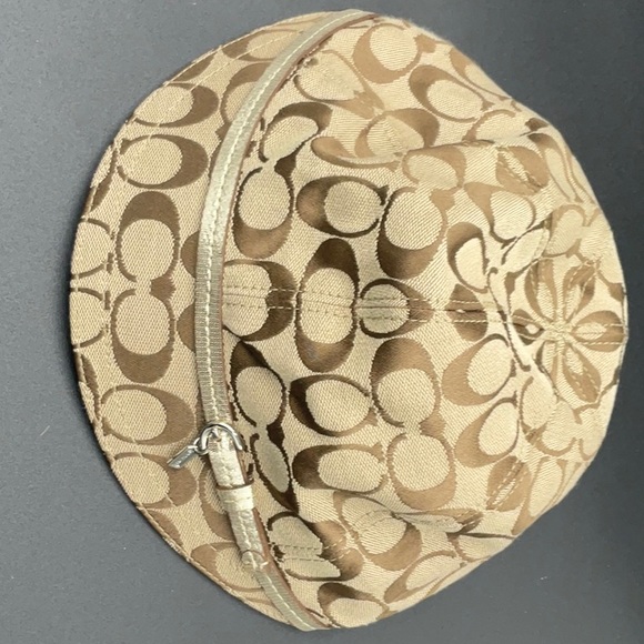 Coach Hat/Cap Newsboy style.Signature print. Tan/Metallic Leather trim.Original. - Picture 13 of 16